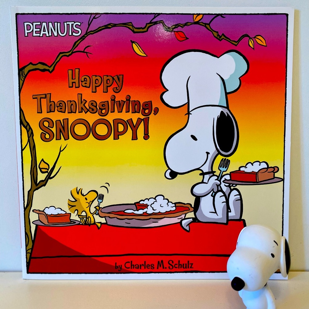 NEW Peanuts - Happy Thanksgiving SNOOPY set  - Paperback book & PVC  toy